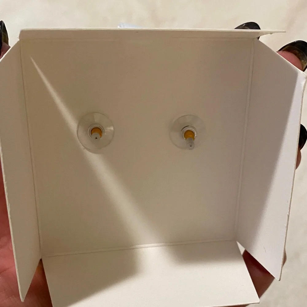 Betsey Johnson Green and Pink Gift Earrings. NWT and comes with gift box 🎁 - Picture 3 of 6